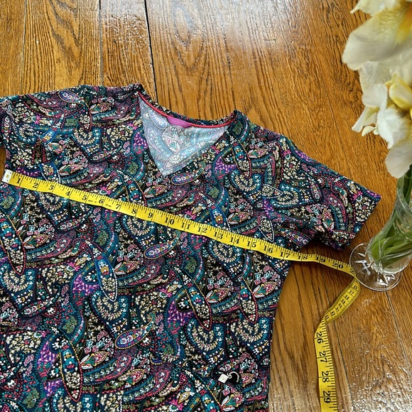 Vera Bradley Scrubs top. V-Neck pullover style. Size XS. Paisley print. - Picture 9 of 15